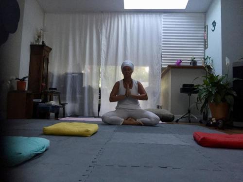Guillemette en mudra de prière - Kundalini Yoga